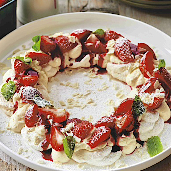 El postre ligero y elegante de la abuela australiana: pavlova con coulis de fresón, helado de vainilla y chocolate blanco
