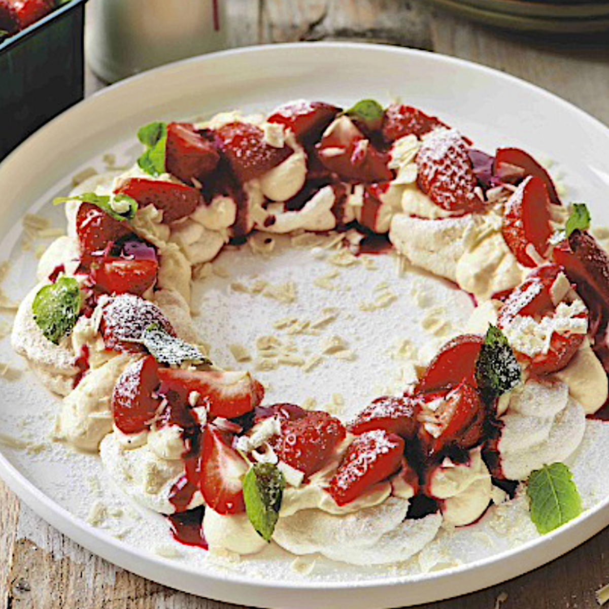 Pavlova con coulis de fresón
