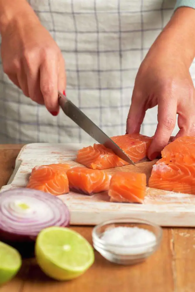 3. Corta y saltea el salmón
