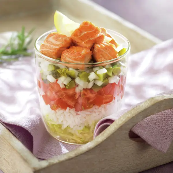 En 20 minutos y superfácil: la ensalada proteica en vaso que me soluciona la cena: con salmón fresco, hortalizas y encurtidos