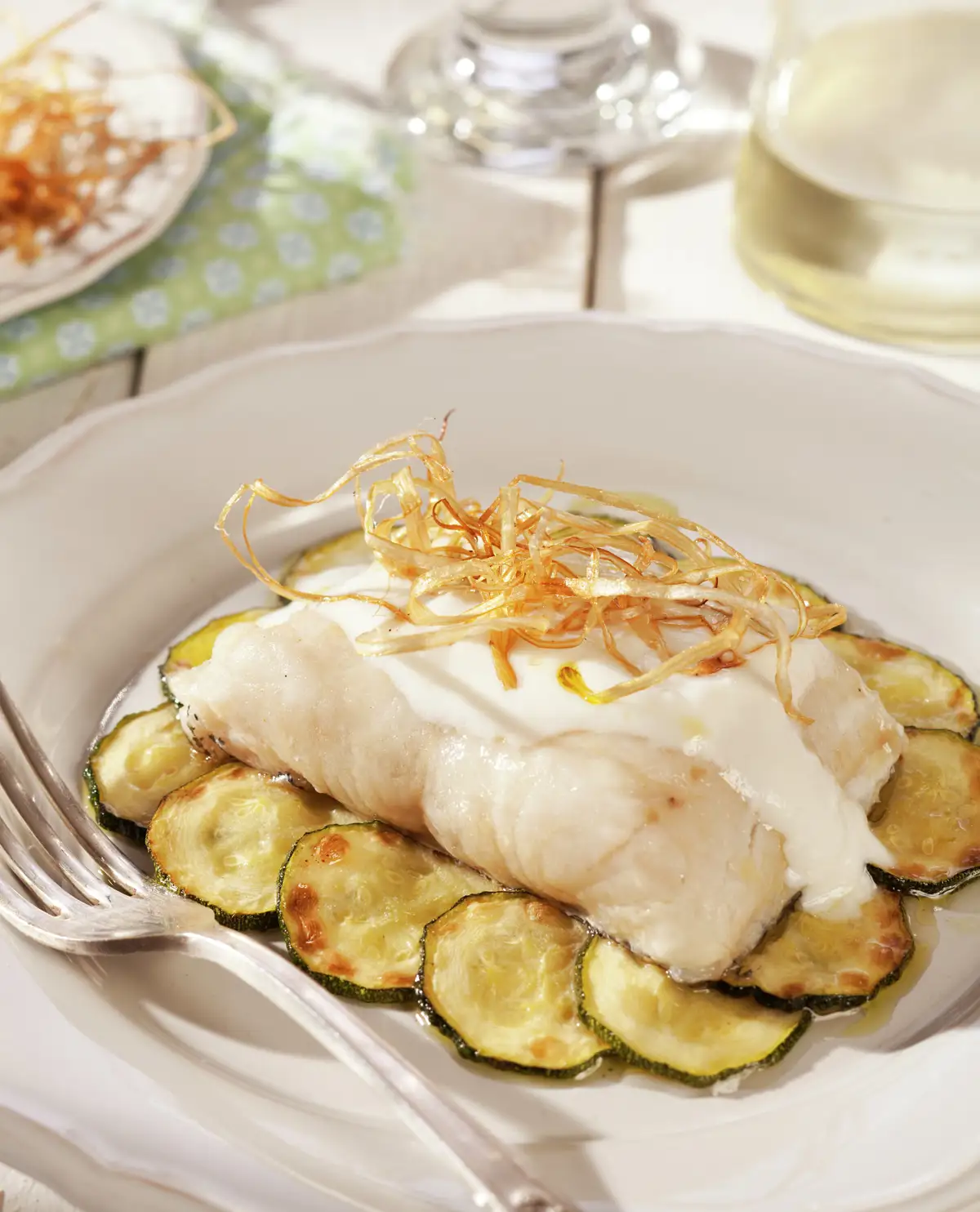 MERLUZA AL HORNO CON CALABACÍN Y PUERRO.