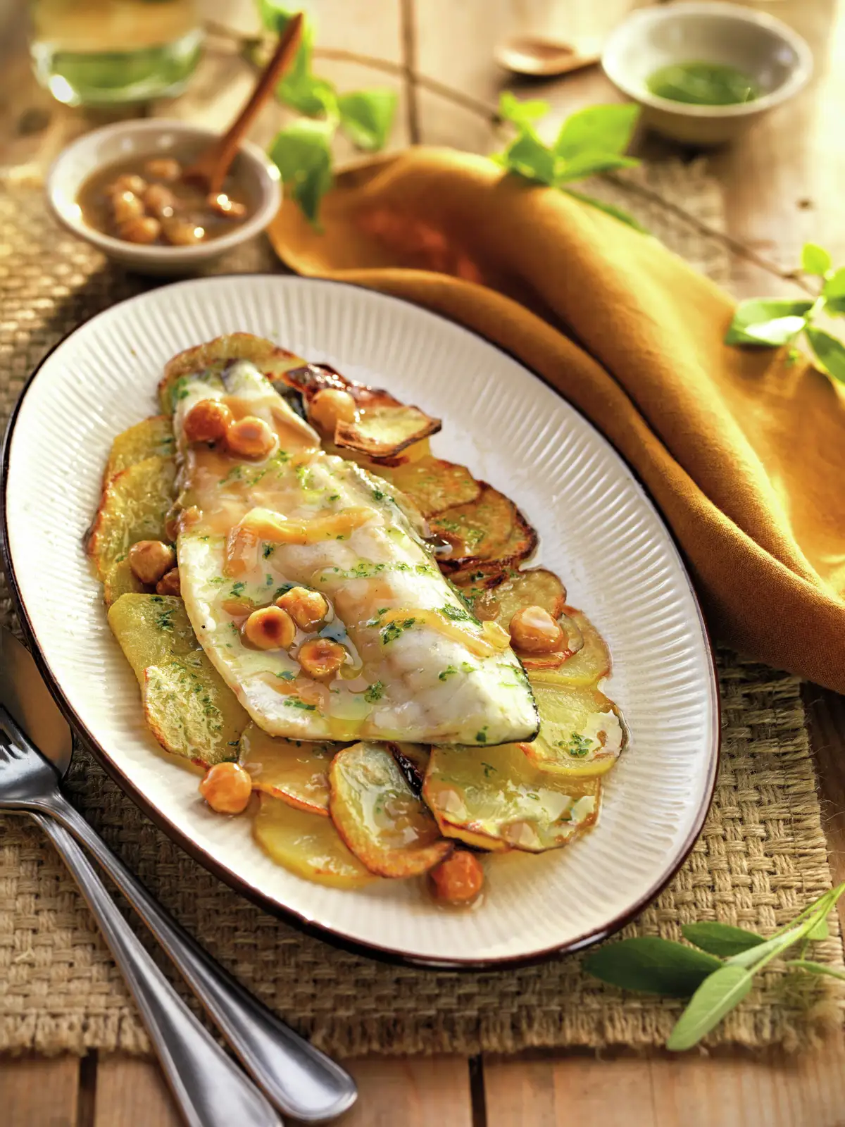 paso_a_paso_para_realizar_lubina_con_patatas_panadera_y_salsa_de_avellanas_resultado_final