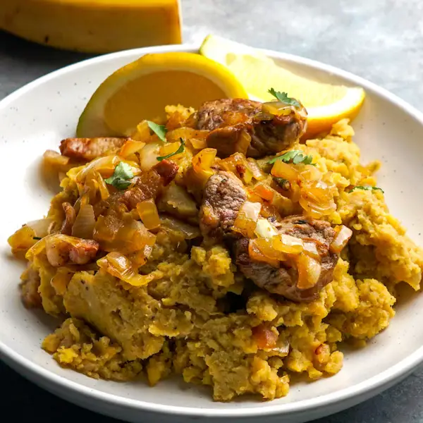 Mofongo, un delicioso plato a base de plátanos majados con ajo y chicharrones