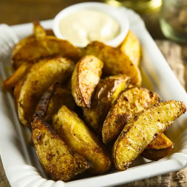 Mi amiga viajó a Grecia y descubrió esta deliciosa receta de patatas a la griega, la guarnición más fácil y sabrosa (que yo hago en la freidora de aire)