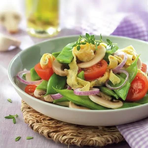 Que no te aburran las judías verdes: las hemos añadido a esta ensalada con champiñones marinados y tiras de tortilla... ¡y está buenísima!