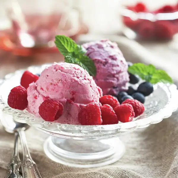Más ligero y menos calórico: el helado fácil de frutas rojas que puedo disfrutar sin remordimientos