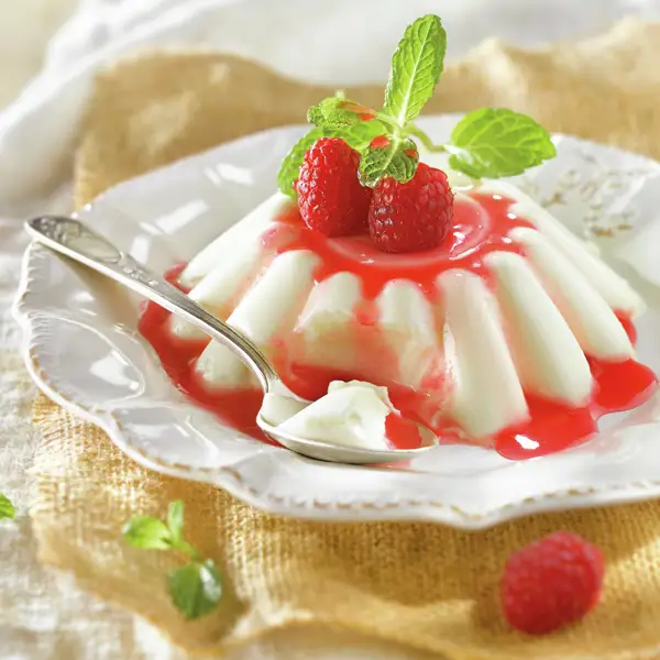 Parece un flan, pero es una deliciosa panna cotta con coulis de frambuesa (receta fácil y cremosa)