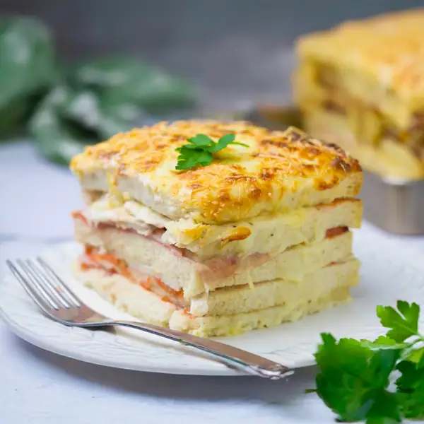 Pastel salado de pollo y pan de molde, cena fácil y deliciosa que te salva de un apuro