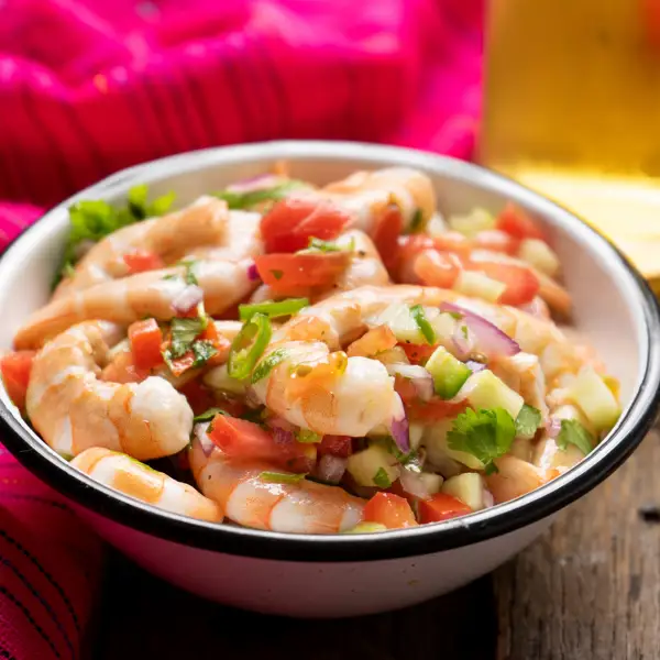 Esta receta de mi abuela de ceviche de camarón mexicano y me sigue sorprendiendo con su potente y refrescante sabor