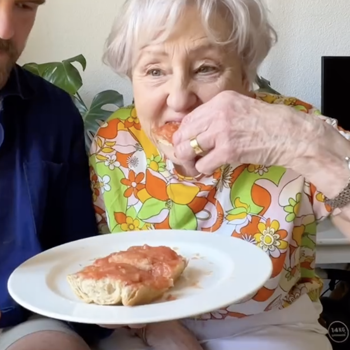 Abuela inglesa probando el pan con tomate