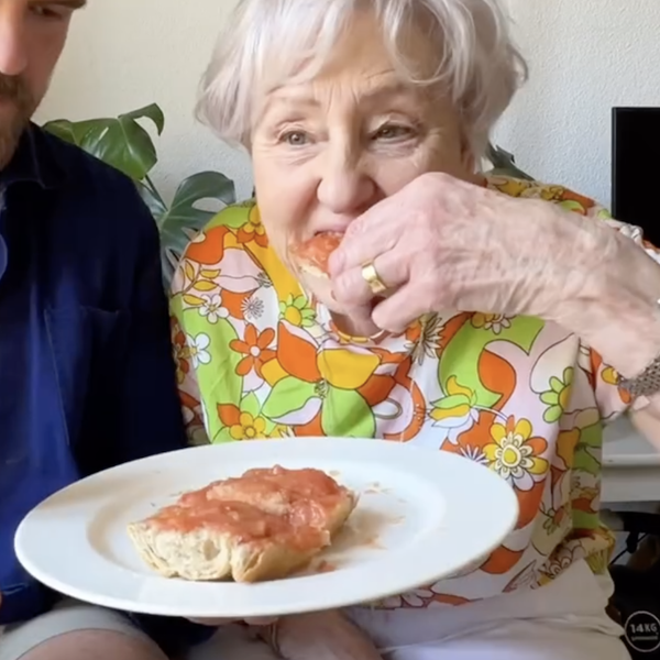 Abuela inglesa probando el pan con tomate