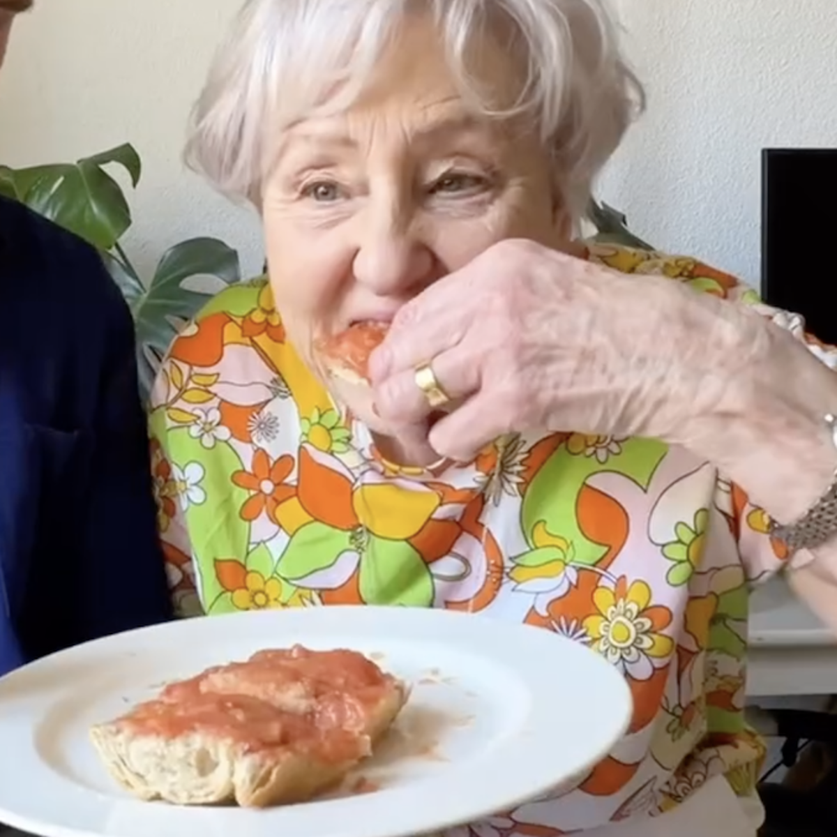 Abuela inglesa probando el pan con tomate