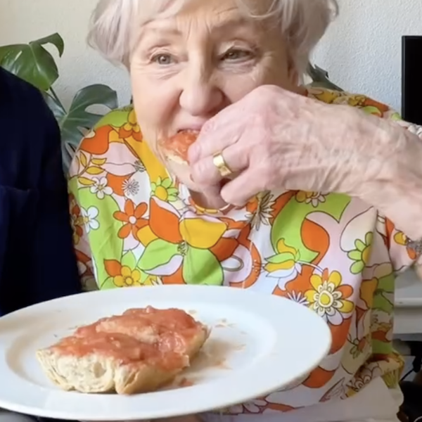 Abuela inglesa probando el pan con tomate