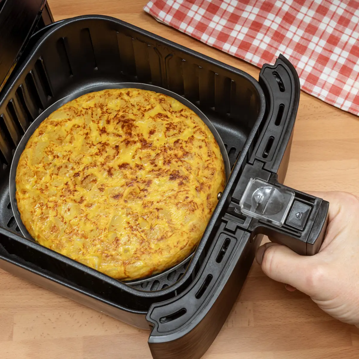 Tortilla de patatas en la freidora de aire.