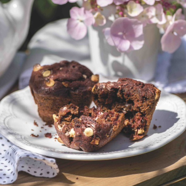 Así aprendí a hacer las magdalenas más esponjosas de cacao y chocolate blanco, con la receta que me enseñó mi abuela (y no la cambio por ninguna)