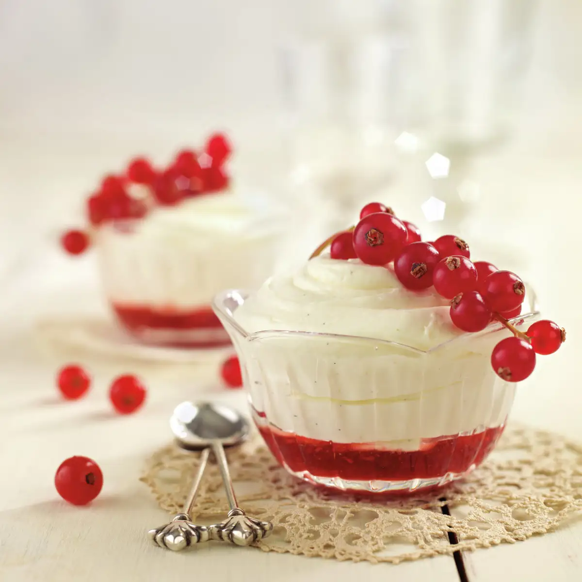 Mousse de chocolate blanco y grosellas