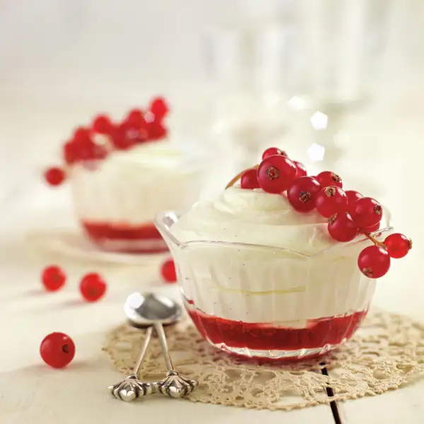 Así preparo la mousse más fácil de chocolate blanco y grosellas, en menos de media hora (¡qué cremosa!)