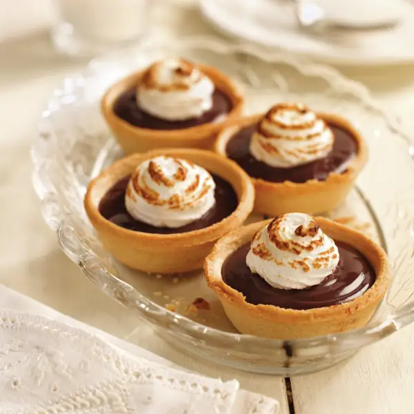El bocadito de chocolate fácil y cremoso que te soluciona un postre de celebración: tartaletas de crema de chocolate y merengue