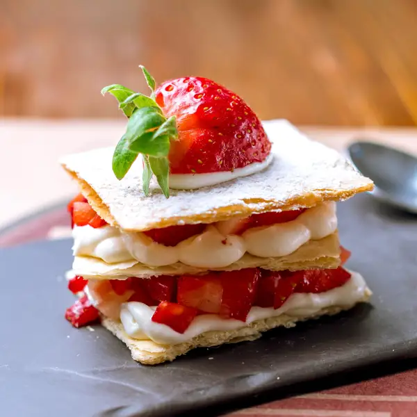 Así hacen las abuelas francesas este postre típico: milfeuilles de hojaldre con fresas y crema, la receta para prepararlo en 30 minutos