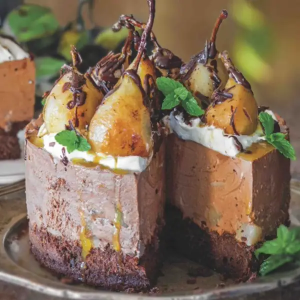 He probado muchas cheesecakes y esta receta, para mí, es insuperable: tarta de queso de chocolate con peras en almíbar