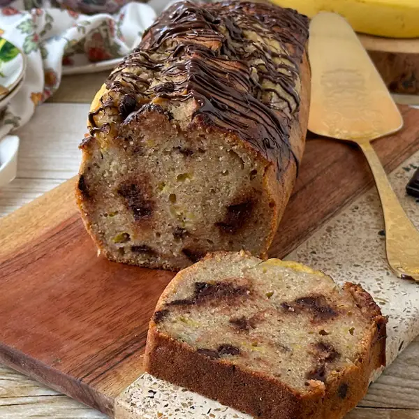 Soy fan del banana bread, el bizcocho de plátano más jugoso que siempre preparo cuando tengo plátanos muy maduros