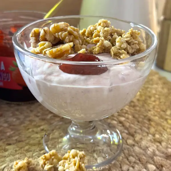 Copa de yogur con muesli crunchy y fresa
