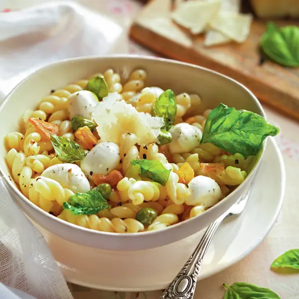 Mi receta de pasta más mediterránea, rápida y fácil: con mozzarella, alcaparras y albahaca