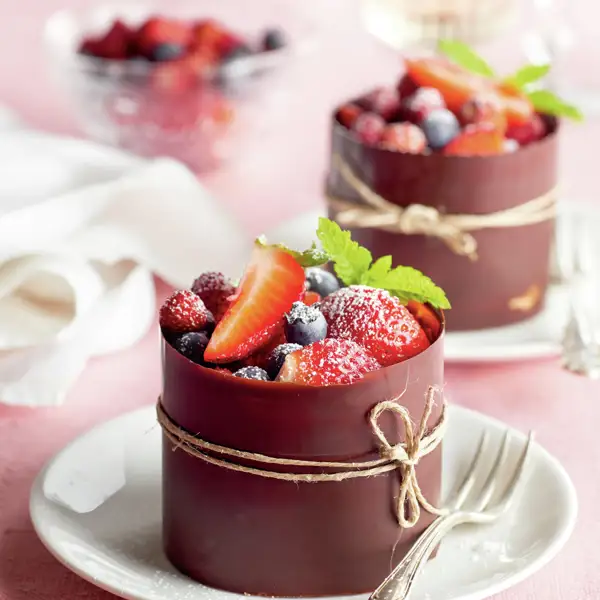 Siempre que quiero lucirme con mis invitados preparo este postre: mousse de chocolate negro con fresas y frutos rojos