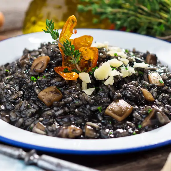 He ido a un ristorante italiano y me he copiado esta receta: risotto negro con sepia (y ahora todos me la piden)