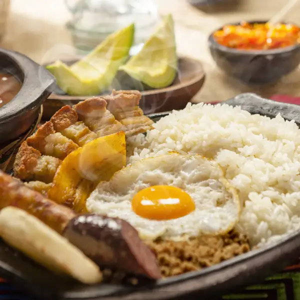 Receta tradicional de la abuela colombiana: bandeja paisa, el plato combinado más completo, ¡10 recetas en 1!