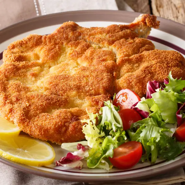 Fui a Milán y me encantó esta receta crujiente: cotoletta alla milanese, una chuleta empanada supercrujiente muy fácil de hacer en casa