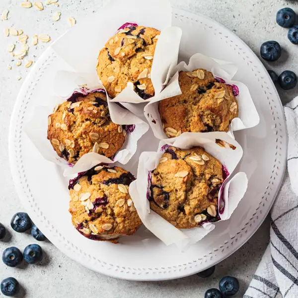 Ni harina, ni azúcar: los muffins más saludables y fáciles de hacer, con avena, arándanos y plátano (y en las meriendas, triunfan)