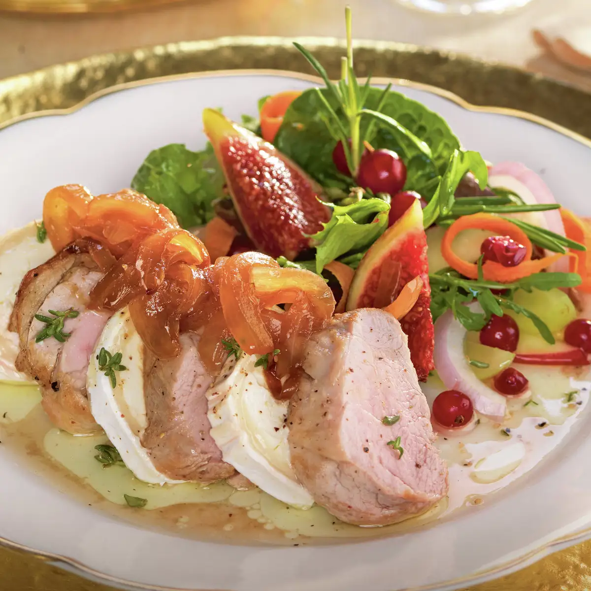 Solomillo confitado con queso y cebolla caramelizada