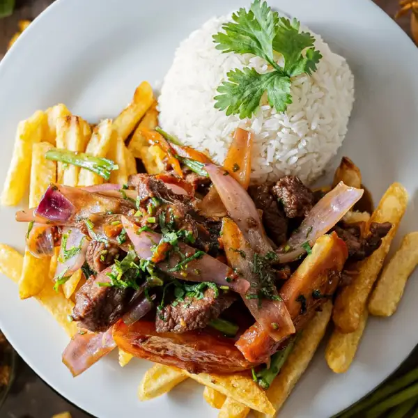 Lomo saltado, una receta típica de la abuela peruana muy fácil de hacer en casa (te saldrá como el de los restaurantes peruanos)