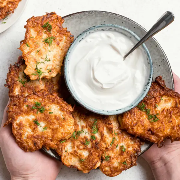 Antes tardaba mil horas en hacer la cena, ahora la hago a toda velocidad con unos latkes, los bocaditos de patata judíos, ¡supercrujientes! 