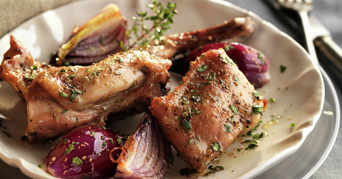 Conejo al horno con hierbas aromáticas, la receta más crujientita y rica