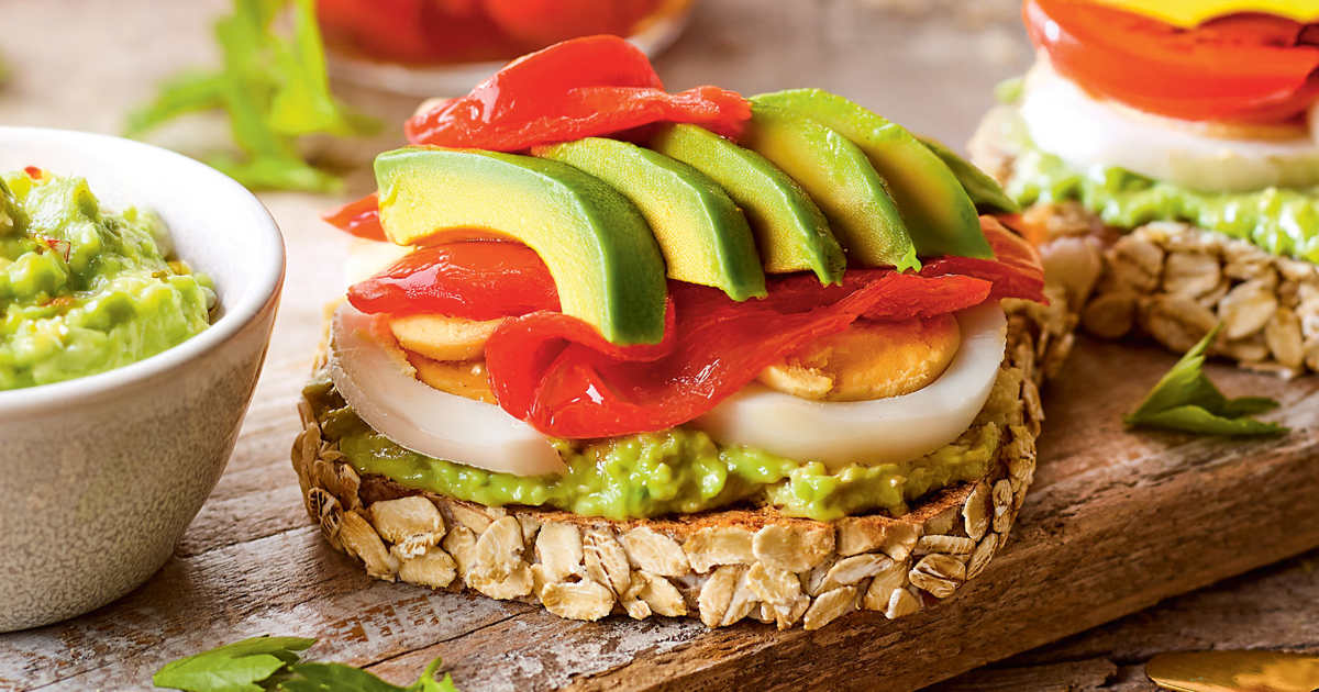 Cena rápida y proteica: tostas de avena con guacamole, huevo...