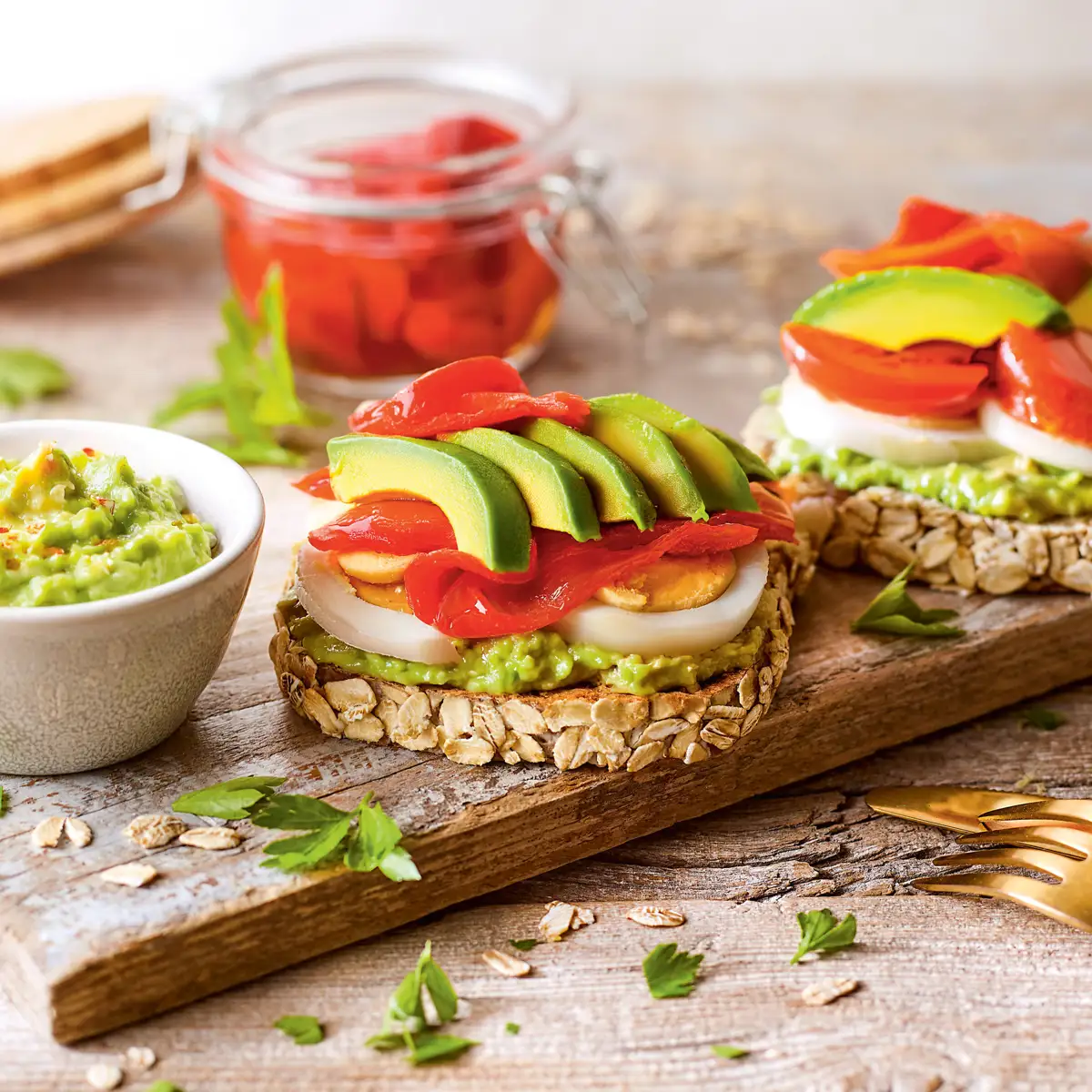 Tostadas de pan de avena con guacamole y pimientos asados