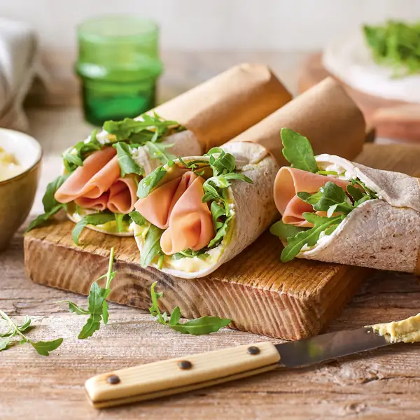 Cena proteica, fácil y vegana: wrap de 'embutido' vegetal con mayonesa de mostaza, queso crema y rúcula