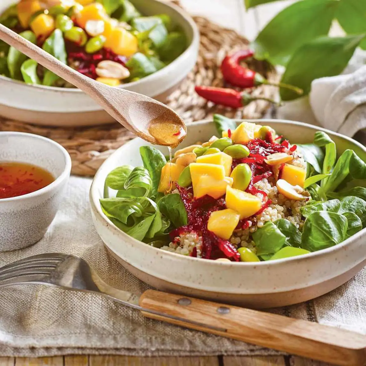 Ensalada de quinoa con edamames, canónigos y mango 
