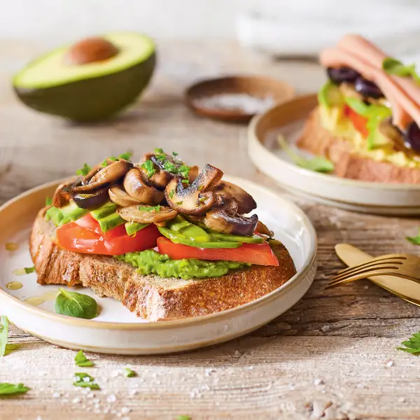 La cena fácil y proteica para disfrutar sin remordimientos: tostas con tomate, hummus de guisantes y champiñones