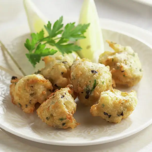 Buñuelos_de_bacalao_con_aceitunas_negras_y_perejil