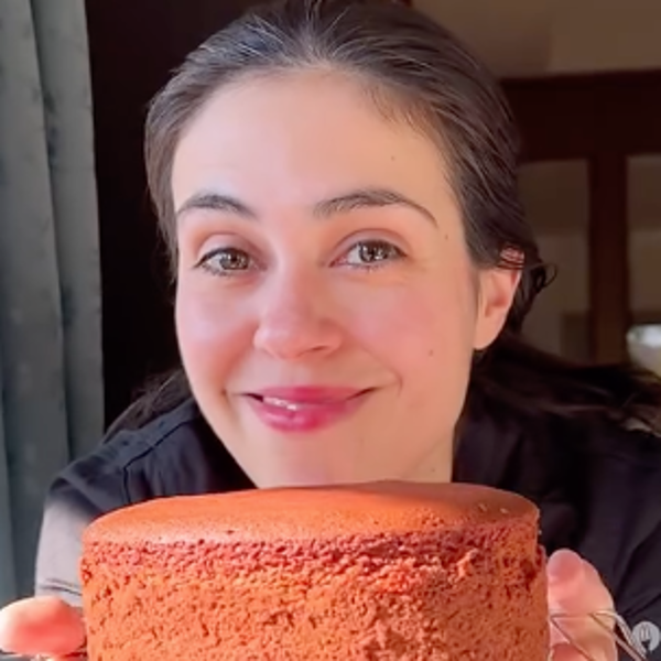 Andrea Fraga, pastelera, y su sorprendente truco para un bizcocho esponjoso, alto y perfecto: "no engrases los laterales del molde"