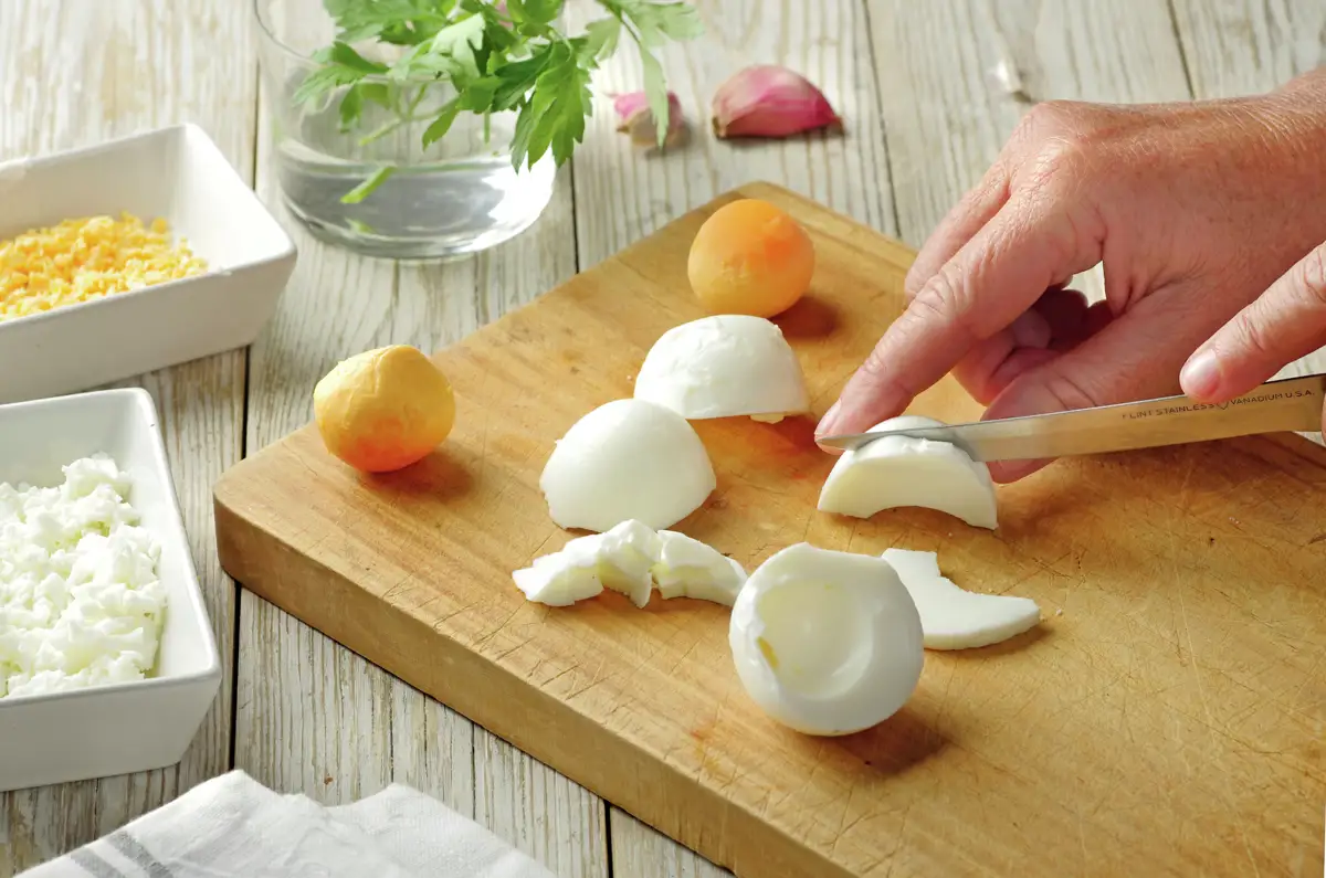 paso_a_paso_para_hacer_crema_de_patata_con_huevo_y_cecina_cortar_los_huevos_cocidos