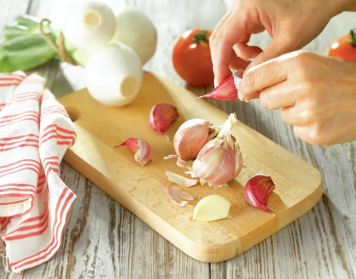 paso_a_paso_para_hacer_sopa_fria_de_tomate_pelar_los_ajos