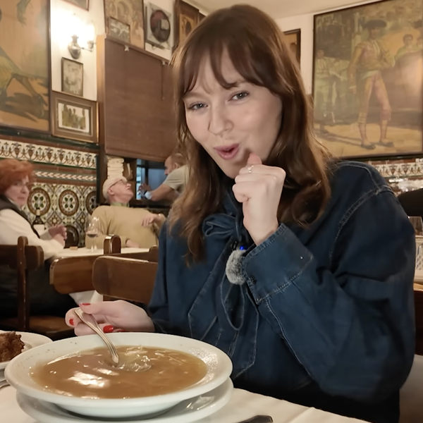 Rachel Anne, la estadounidense que alucina con el cocido madrileño: "No tiene sentido, está buenísimo y llenísimo de sabor a España"