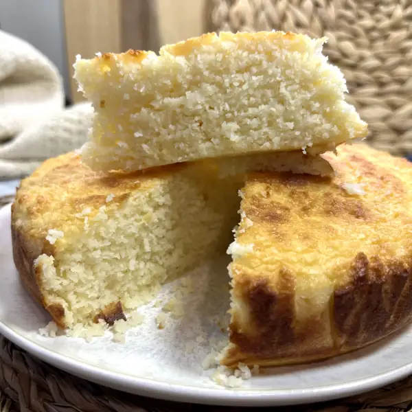 Con vídeo y paso a paso: así hago el bizcocho de coco sin un gramo de harina, un postre fácil y sin gluten, ¡sorprendentemente esponjoso!