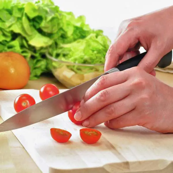 2. Corta los tomatitos