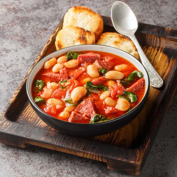 Ni garbanzos, ni lentejas: el guiso tradicional con Judiones de la Granja de San Ildefonso, chorizo y espinacas (para mojar pan sin parar)