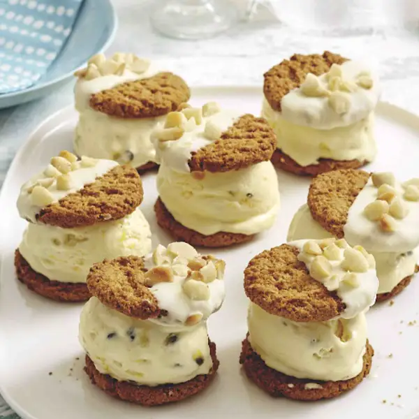 Sándwiches helados de galleta de coco y maracuyá, un postre fácil, refrescante y original para cuando llega el calor